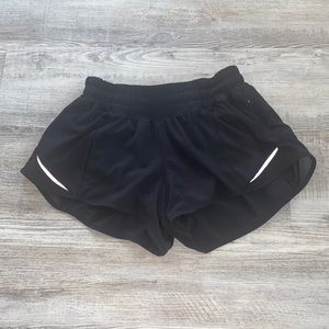 Black lululemon hotty hotty hots 2.5” size 2!